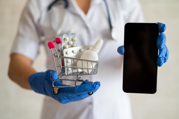 Farmacêutico mostrando que pode comprar produtos pelo celular.