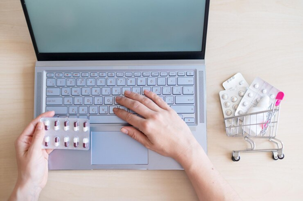Pessoa comprando medicamentos online