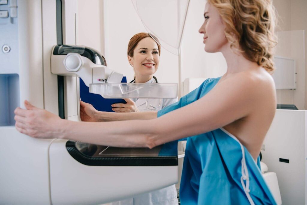Mulher em uma clínica prestes a fazer seu exame mamografia para prevenção e detecção do câncer de mama