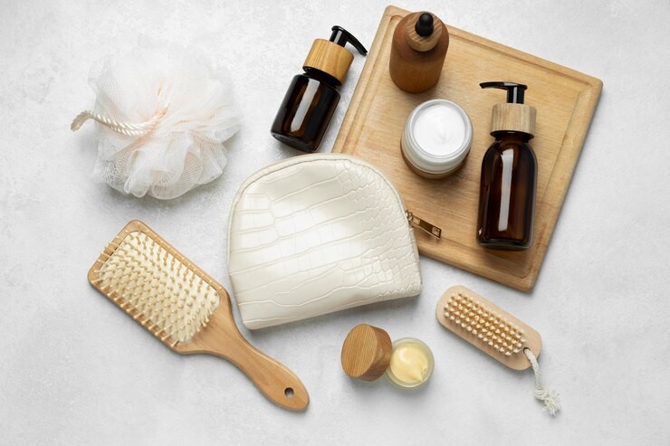 Kit de banho e spa disposta sobre uma superfície neutra, semelhante a pedra.
