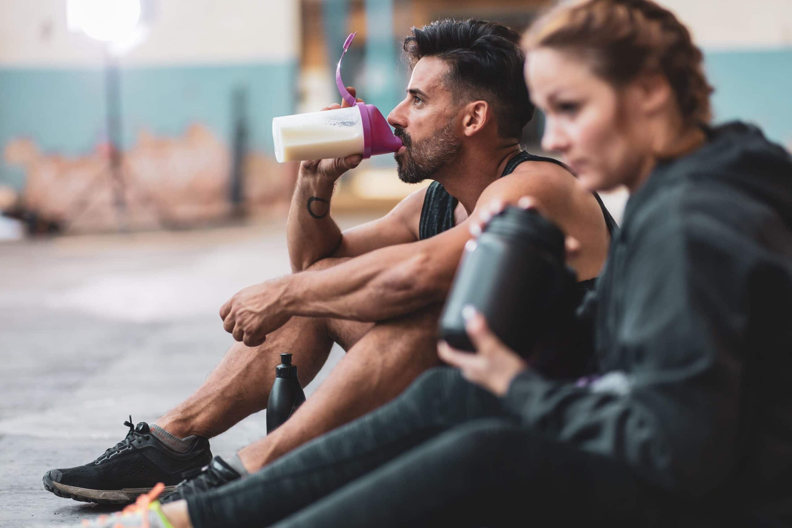 Pessoas consumindo Whey Protein depois do treino