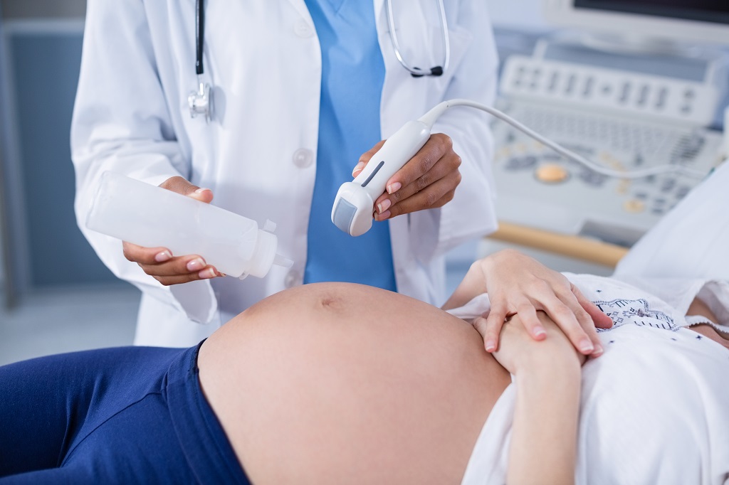 Grávida se consultando no médico para pode usar produtos na pele!