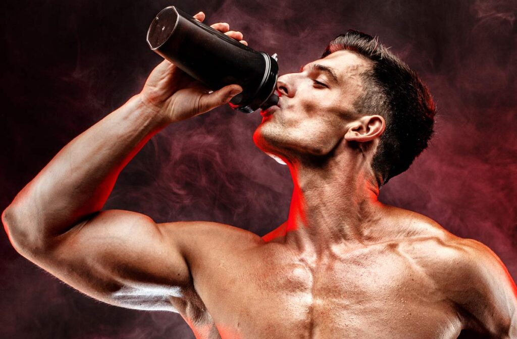 Homem em forma consumindo Whey Protein