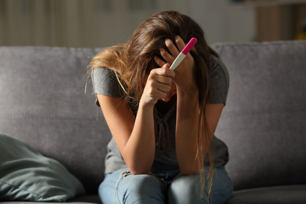 Adolescente preocupada com resultado do teste de gravidez 