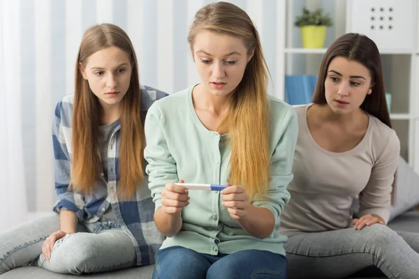 Adolescentes esperando resultado do teste de grávidez.